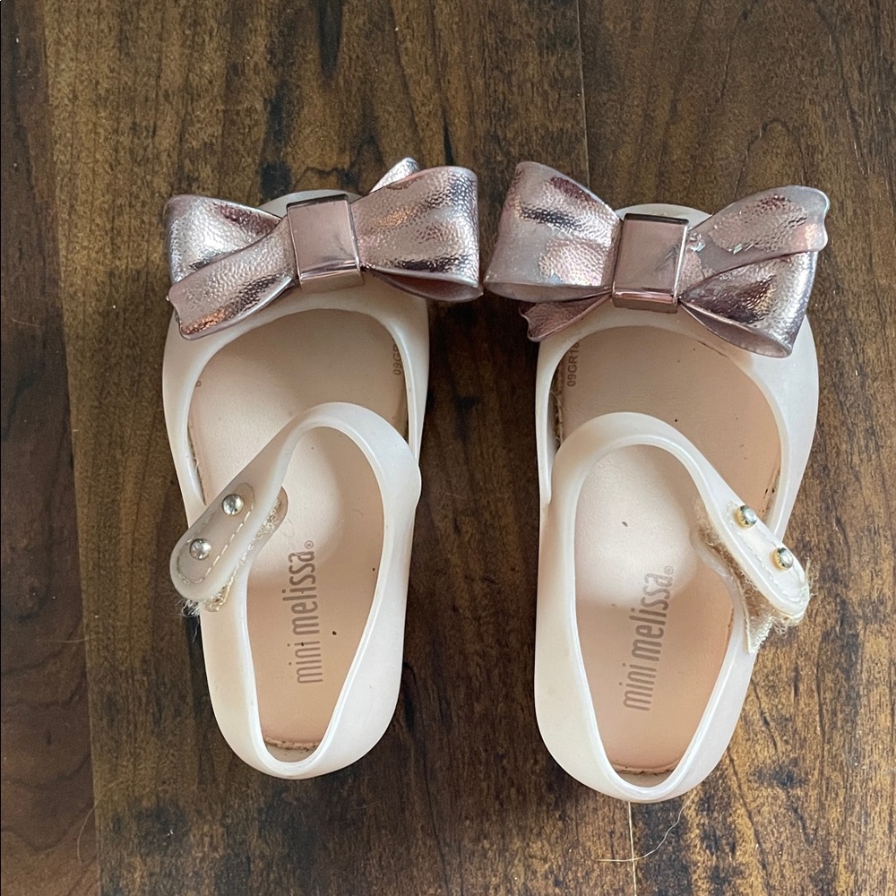 Mini Melissa Kids' Metallic Pink Bow Shoes
